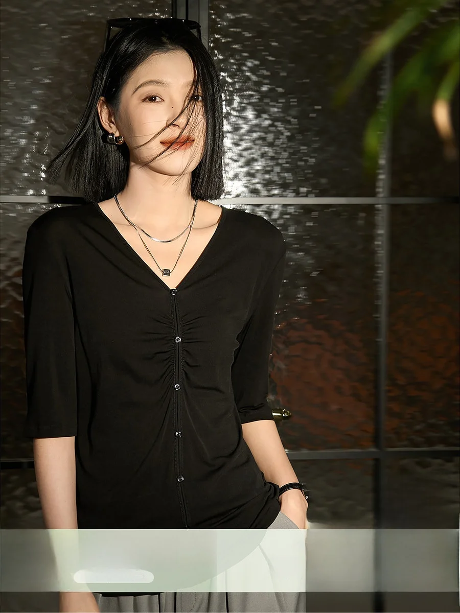 

Elegant V-Neck Silk Knitted Top Fashionable Curves Secret Lightweight Sleeveless T-Shirt for Women in China Spring 2026