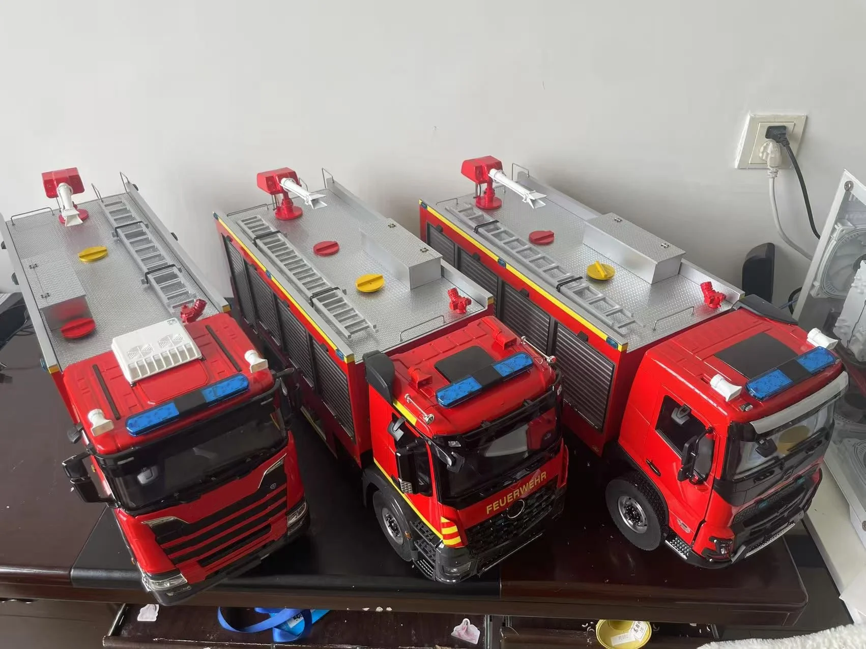 

4*4 RC Пожарная машина 1/14 Металлическое шасси оси Пожарная машина Звуковая световая система I6S 2 скорости распыления воды PNP RTR Модель в подарок