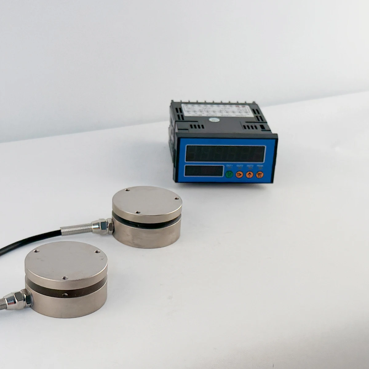 

Датчик силы натяжения с контроллером, индикатором максимального веса и 3 релейными сигнализациями для весов