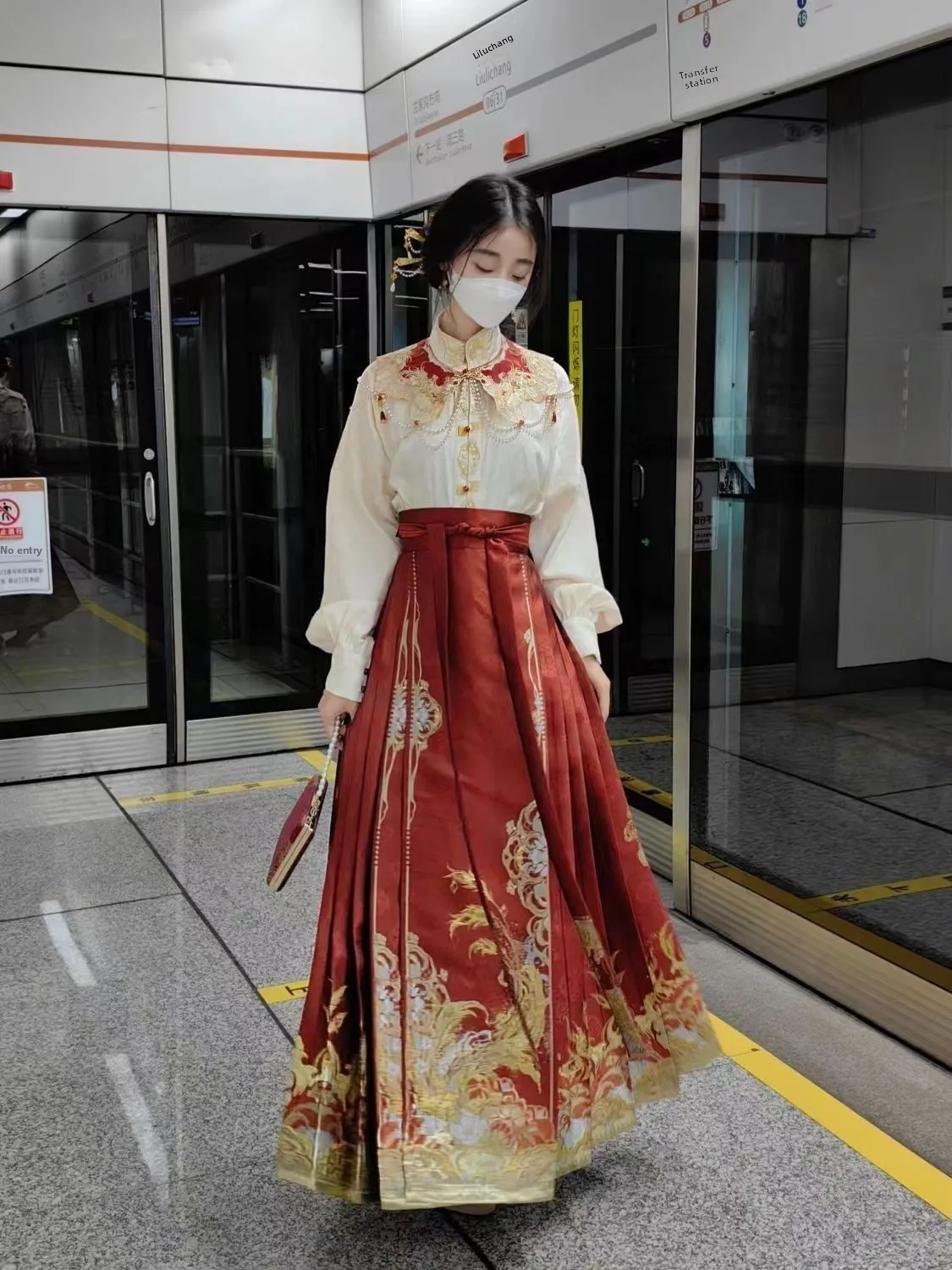 nouvelle-robe-hanfu-chinoise-pour-femme-2026-nouvelle-simulation-de-fleurs-style-national-jupe-ma-mian-sensation-haut-de-gamme-perles-de-mariee