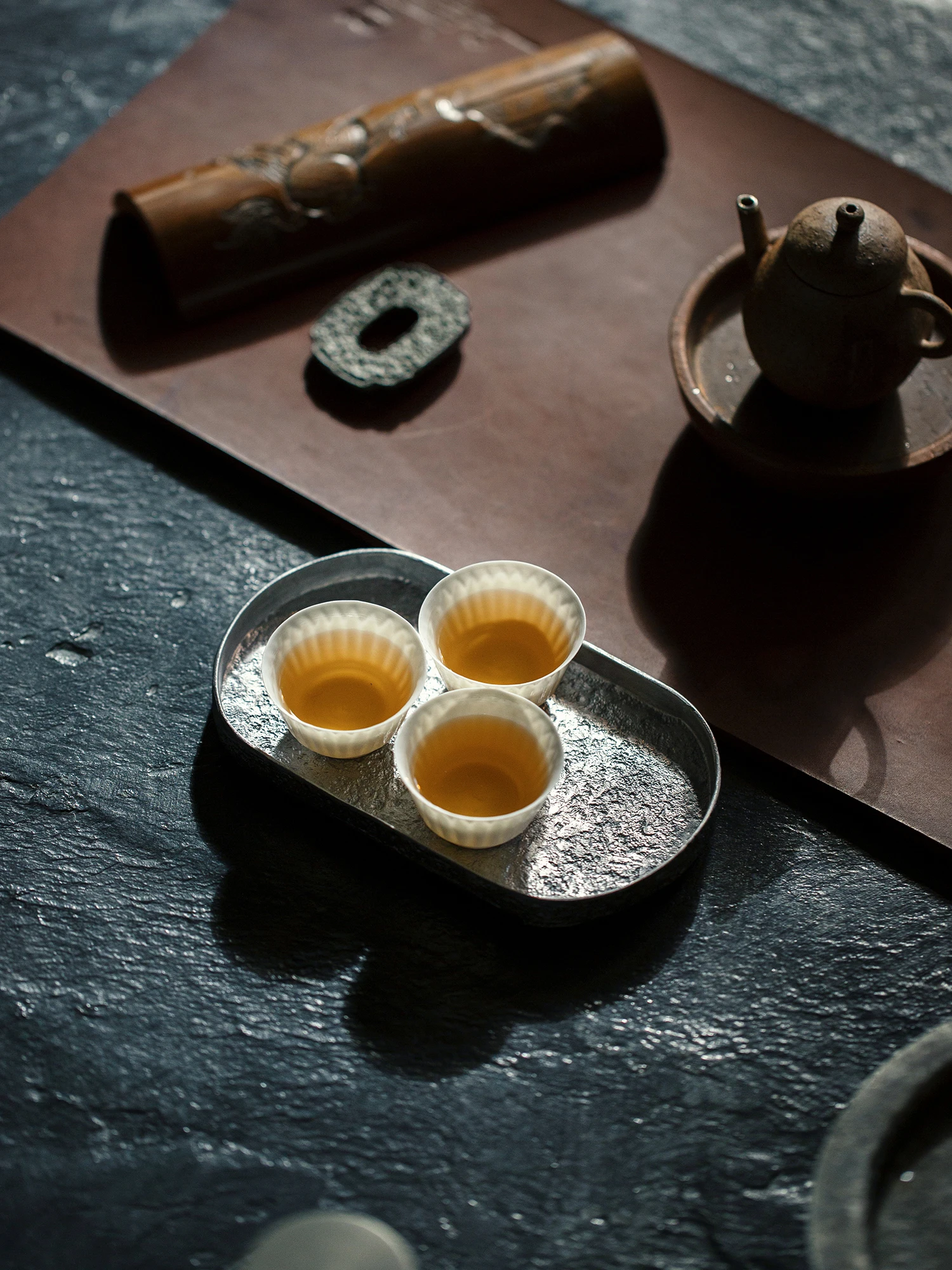 

Handmade Hammered Tin Tea Tray Small Oval Double Cup Holder Thiened Tea Accories Anti-Scalding Kitchen Dining Tableware