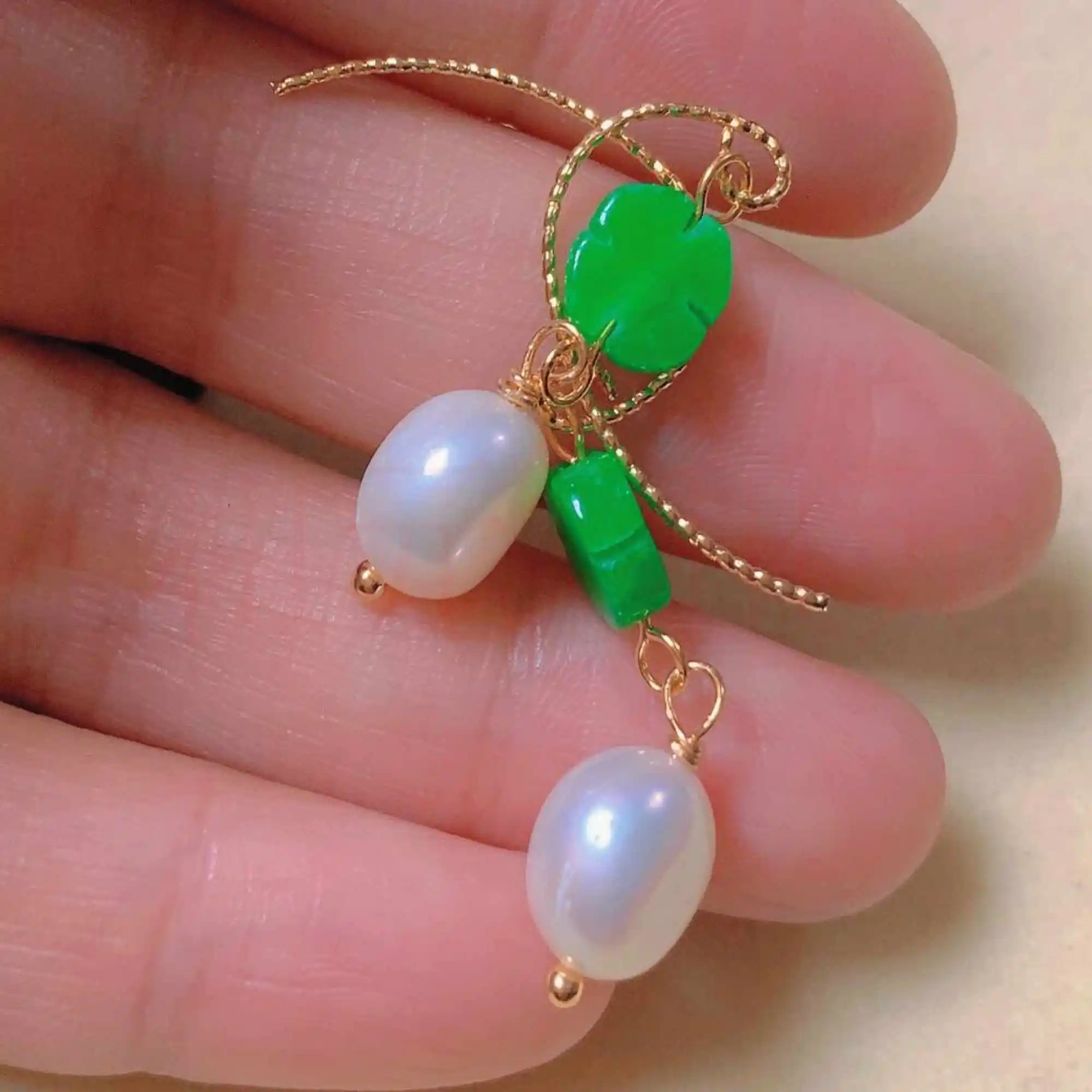 White eggshell pearl green jade sculpture gold earrings Handmade Dangling Women Hoop Gold Meisje Stud Clip-on Jewelry