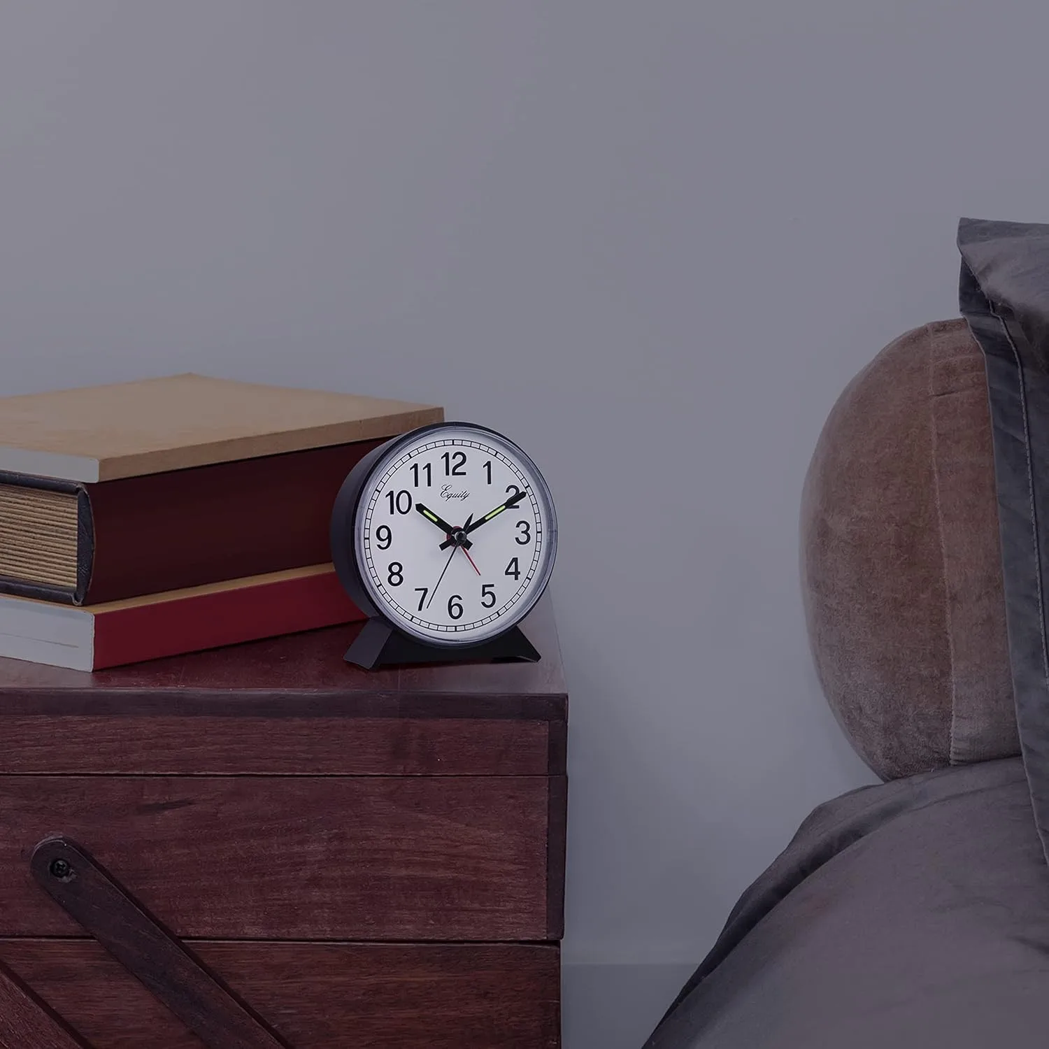 Alarm clockLuminous Wind Up Alarm Clock Black Loud Buzzer No Battery Needed Glow in The Dark Mechanical Alarm Clock for Bedroom