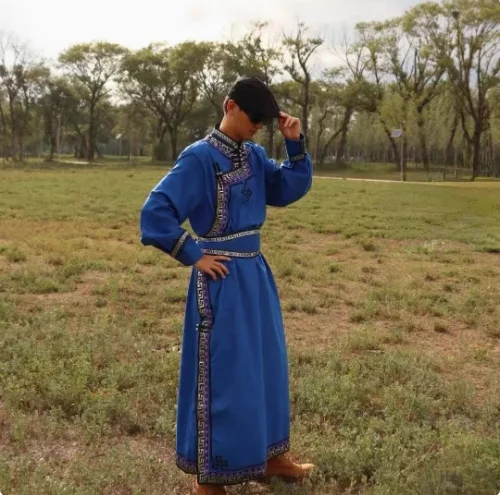 Spettacolo quotidiano in costume da uomo con abito mongolo cinese