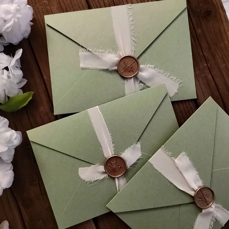 Envelopes verdes sálvia, vegetação, eucalipto, cartões de convite de casamento de primavera, cartões de salvamento, cabem cartões de 5 