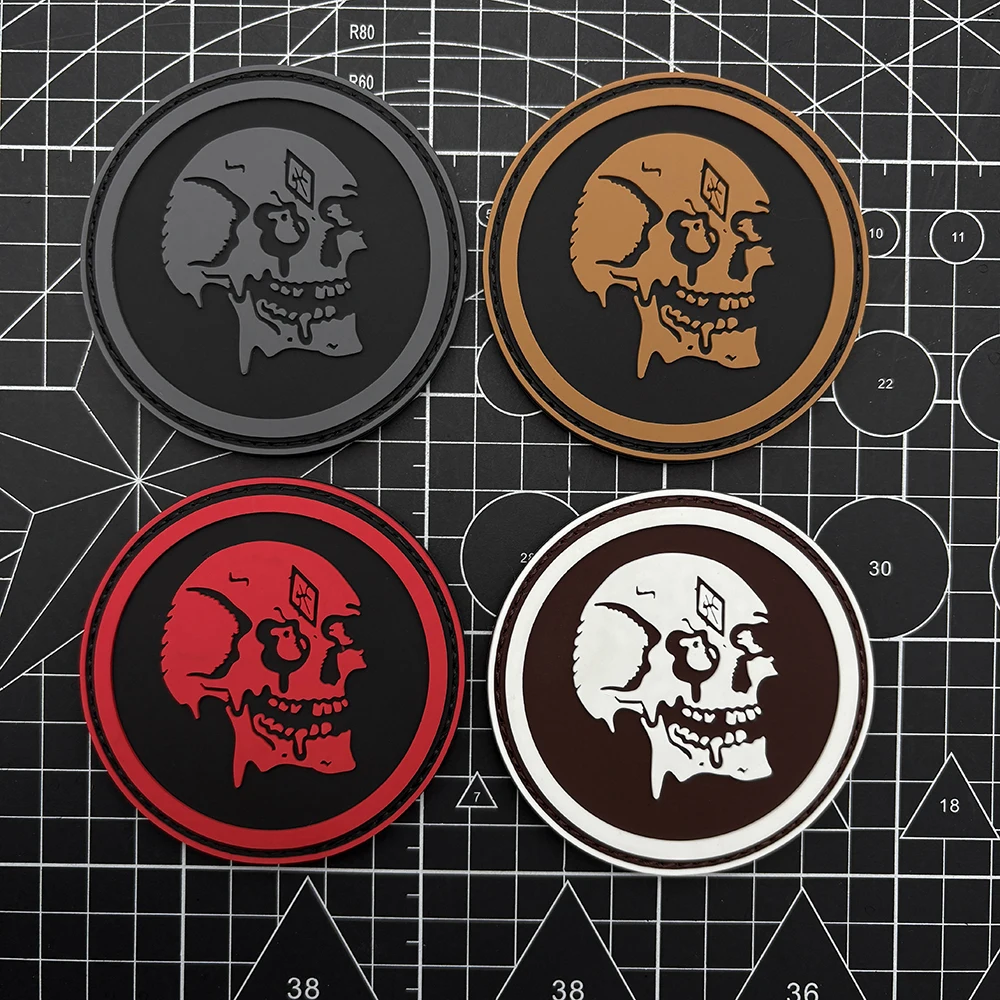 

Нашивка-наклейка из черепа из ПВХ, мягкая резина, с эффектом светящегося в темноте, на крючке и петле, тактический значок для моралей - нашивка - многоцветная, идеально подходит для нарукавных повязок, рюкзаков и вышивки одежды