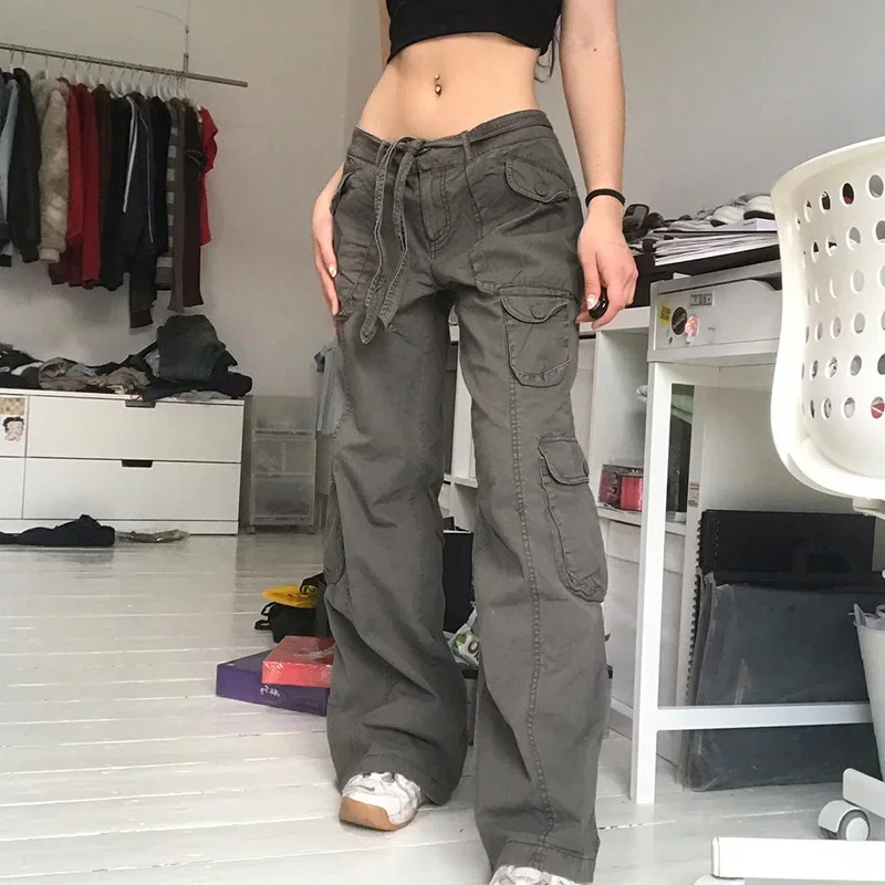 Damskie jeansy cargo z denimu, sprane, z niskim stanem, wieloma kieszeniami, zapinane na guziki, jesienne spodnie damskie w stylu vintage, streetwear, kolekcja 2025.