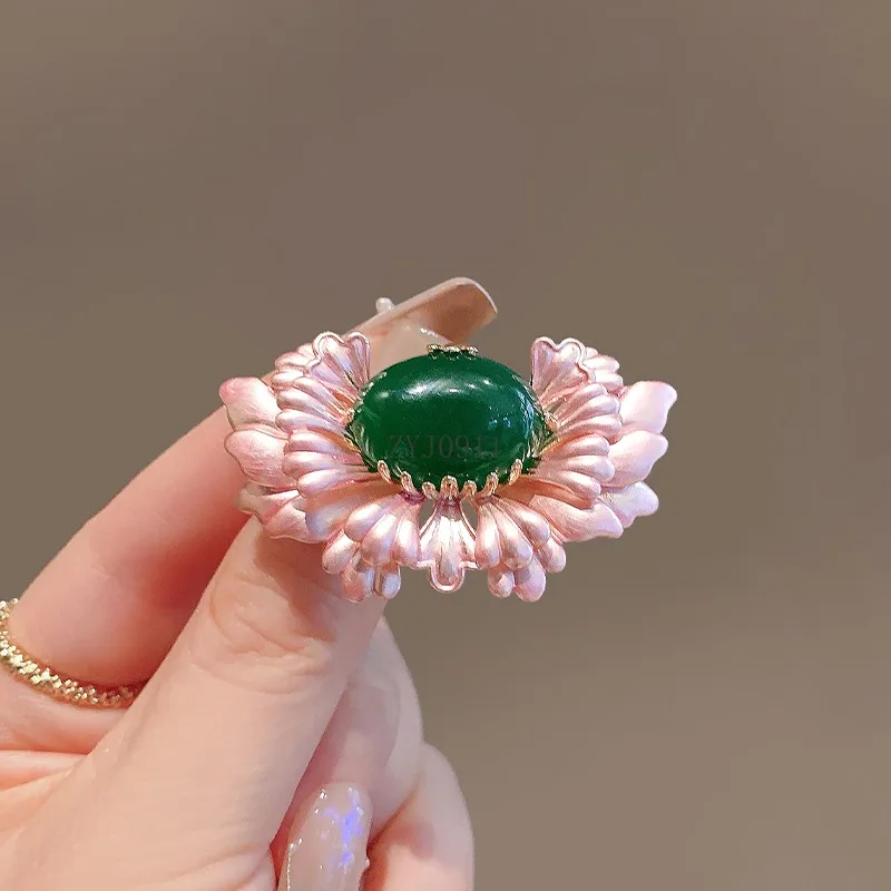 Bros teratai air tiga dimensi temperamen elegan gaya nasional aksesoris kerah mantel anti-cahaya Tiongkok baru yang kreatif