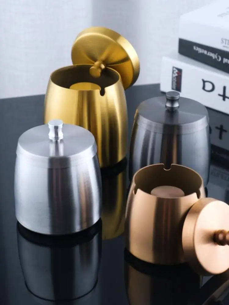 Cendrier argenté en acier inoxydable – Design moderne et durable pour la décoration du bureau et de la maison (base peu encombrante, élégante et antidérapante)