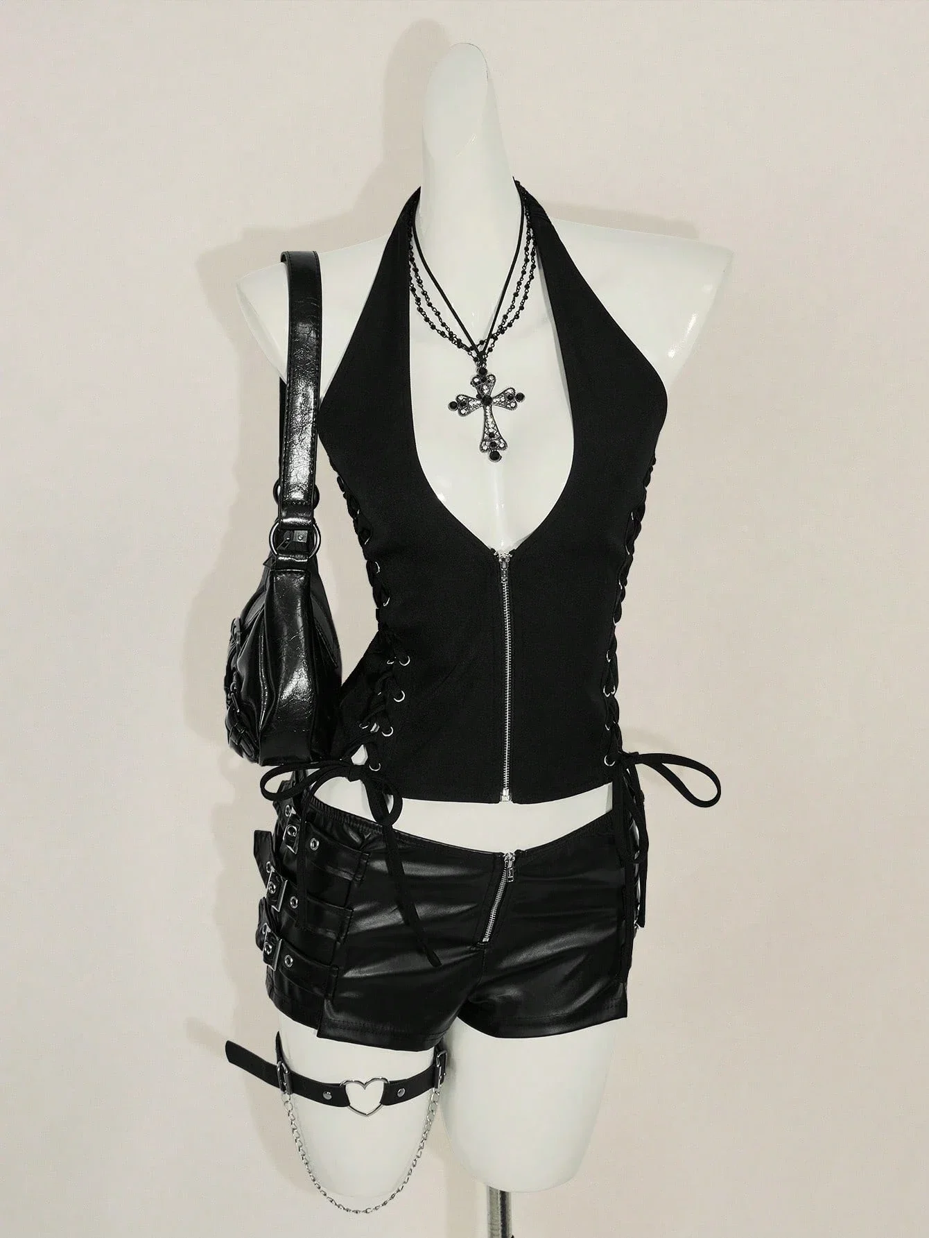 

Черный готический топ-халтер с боковыми шнуровками и застежкой-молнией спереди, укороченный топ