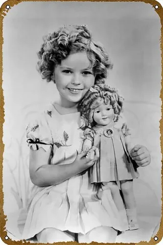 Shirley Temple mit einer Puppe, Metall-Blechschild, Poster für drinnen und draußen