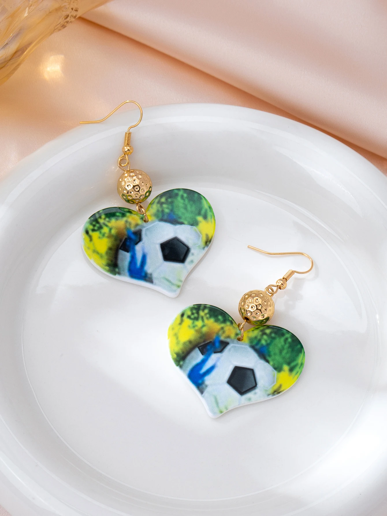 1 Pair of Fashionable Trendy Football Heart Pendant Earrings for Women, with Gold Ball Charms, Suitable for Fans to Show Their Support, and as a Unique Accessory for Women to Wear during Summer Vacations and Dates