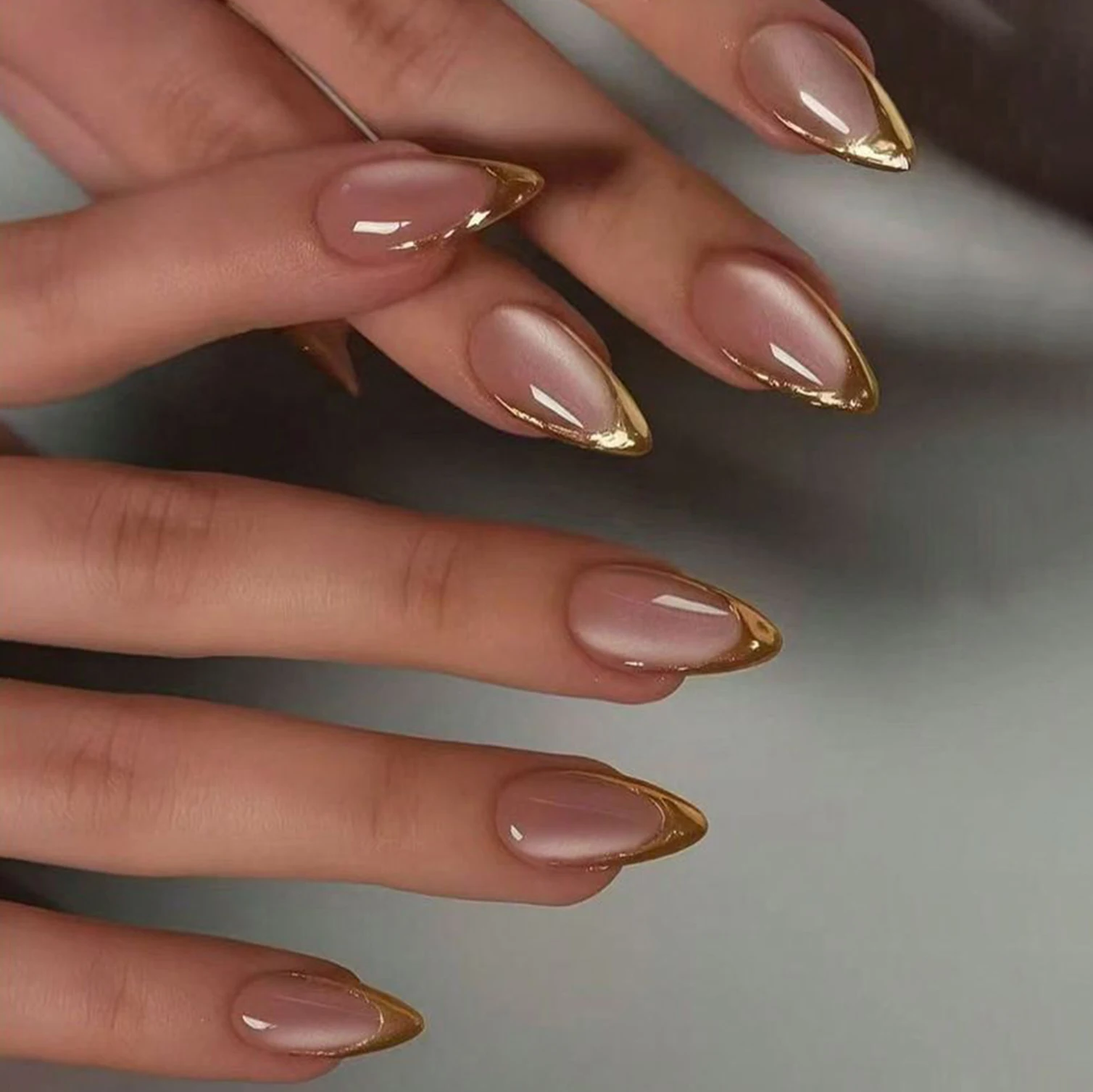 24 piezas de parches de uñas francesas con efecto ojo de gato en rosa, forma almendrada mediana, decorados con líneas doradas, estilo simple, superficie lisa, cobertura completa.