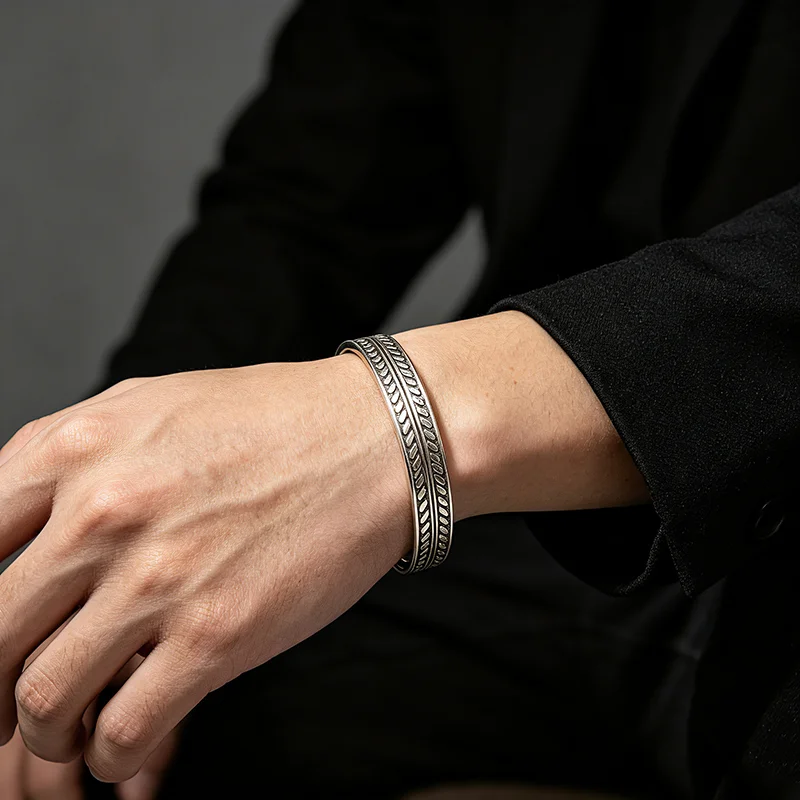 Neu eingetroffen: Vintage-Armreif in Silberfarbe mit Fischmuster, handgeprägtes, unregelmäßiges Armband für Damen und Herren, Vatertagsgeschenk – Detail 7
