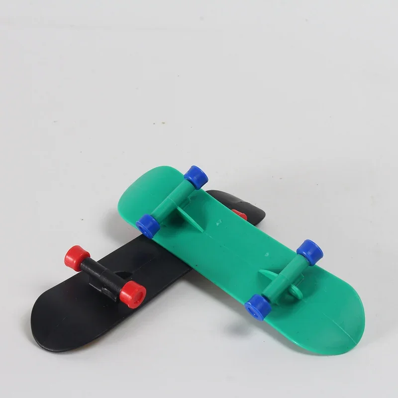 Classic Mini Finger Skateboard Toys para meninos e meninas, plástico, clássico, divertido, presente de Natal, venda quente