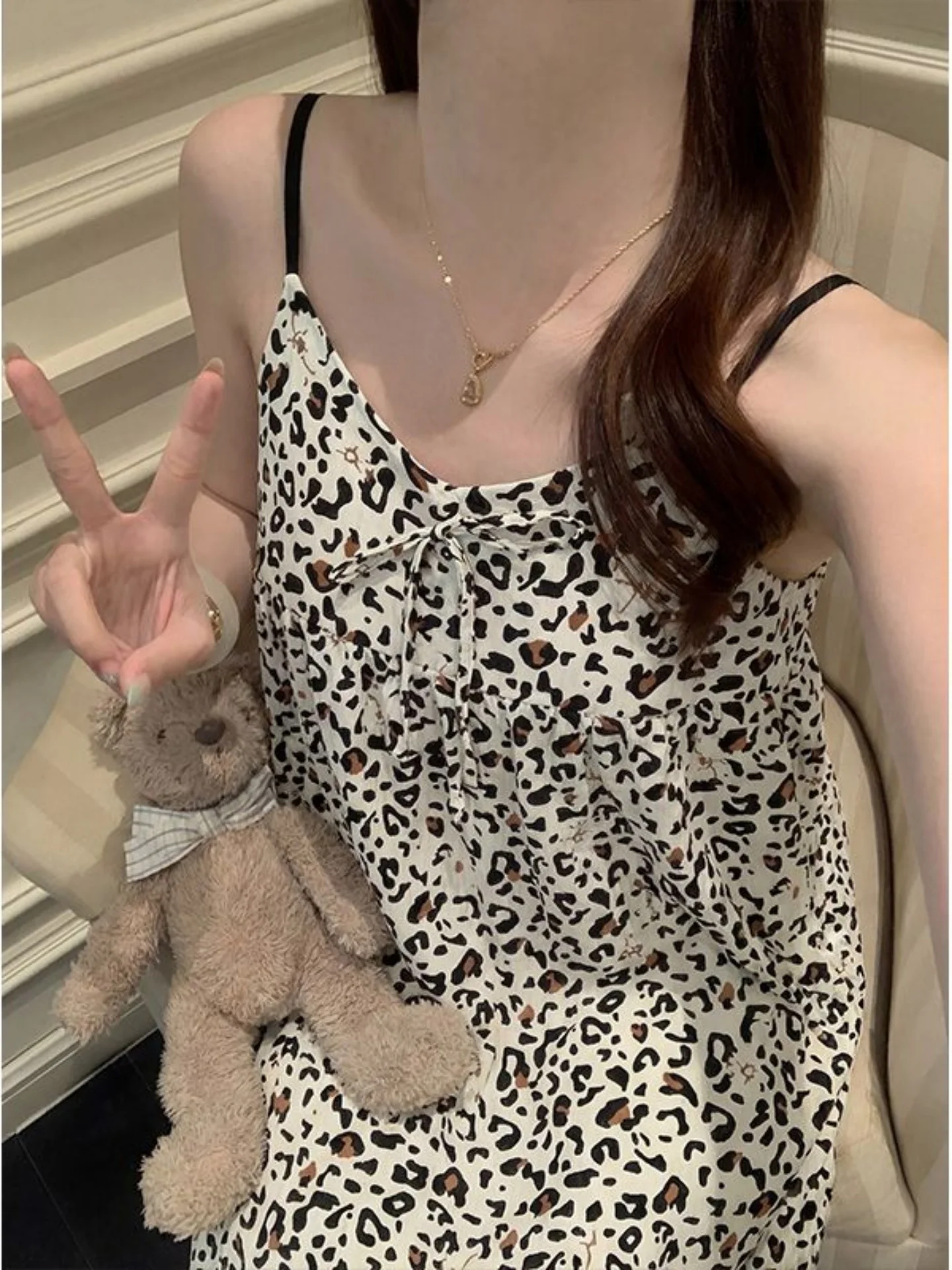 vestito-lungo-da-casa-con-scollo-a-v-e-stampa-leopardata-stile-con-frange-nuova-collezione-estiva-bianco-floreale-abbigliamento-da-notte-di-gp-jp