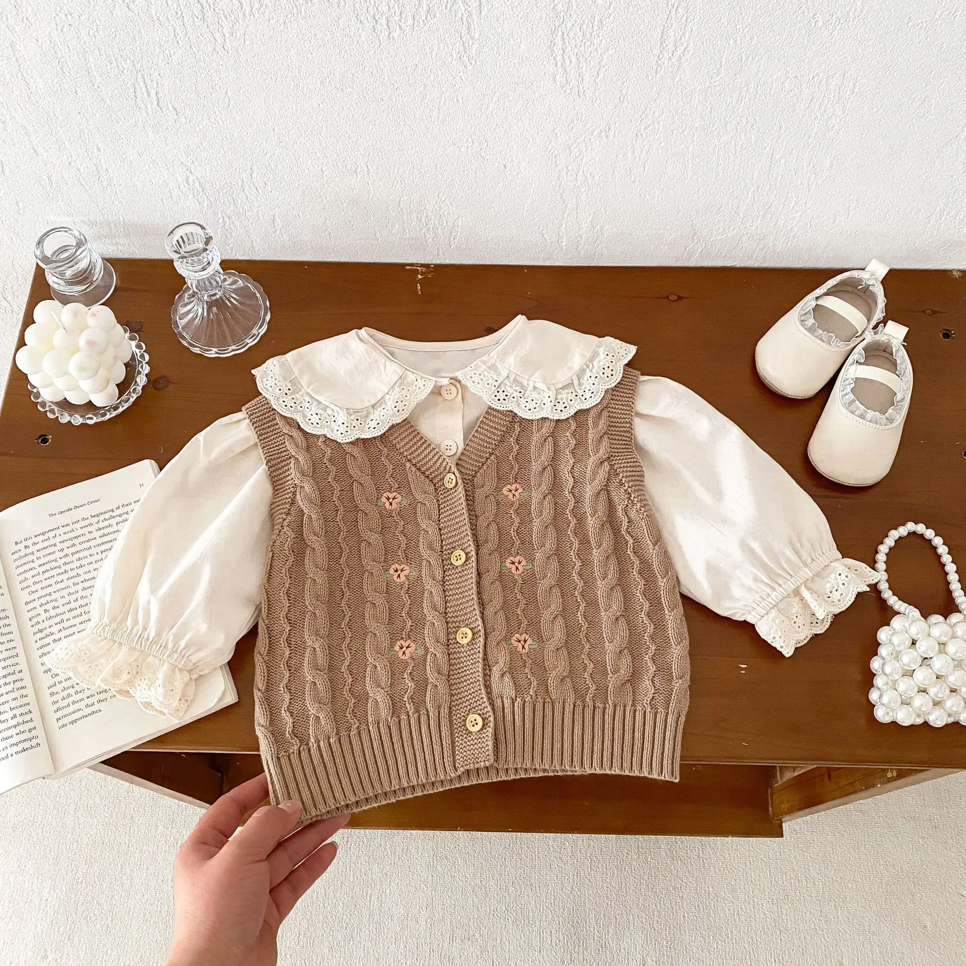

Осень 2025 г., винтажный вязаный кардиган для девочек, жилет с цветочной вышивкой, детский хлопковый свитер без рукавов для детей от 2 до 10 лет, верхнее пальто