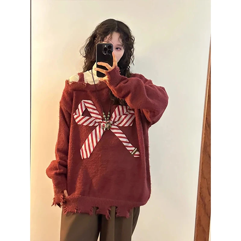 Rajutan Wanita Model One-Shoulder Desain Merah Sensual untuk Awal Musim Semi, Sweater Longgar dengan Eksposur Bahu yang Santai dan Manis