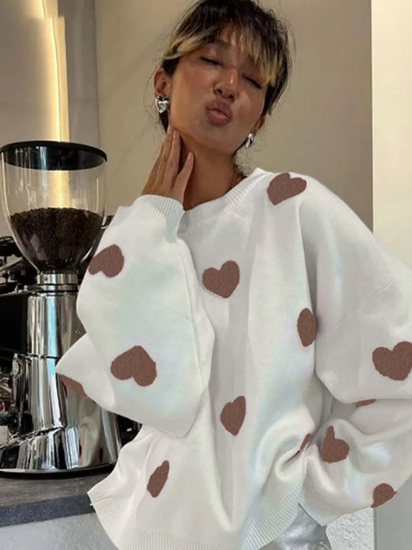 

Женский бело-коричневый вязаный свитер с принтом сердца и круглым вырезом, большой повседневный пуловер с длинными рукавами