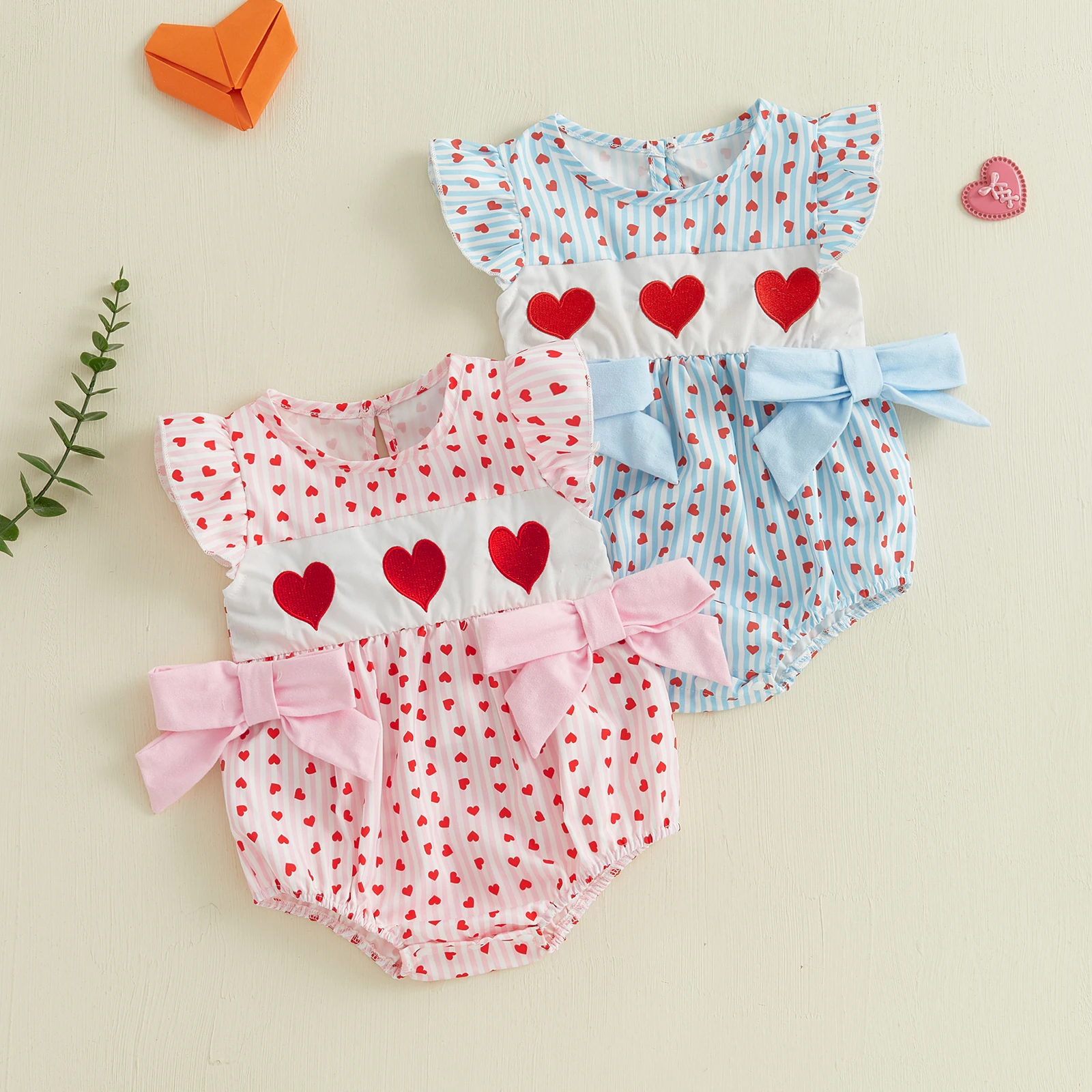 小さな女の子のためのハート柄のボディスーツ,チェック柄のボディスーツ,フライングスリーブロンパース,ラウンドネック,愛らしい服,バレンタインデー