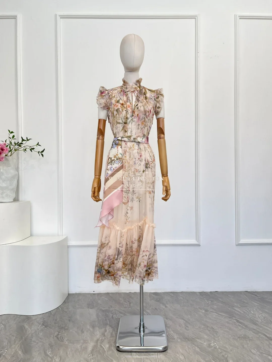 Różowa sukienka midi bez rękawów z falbankami i nadrukiem w kwiaty w stylu rokokowym, nowy wzór 2025