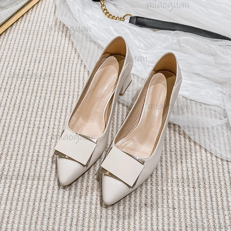 Modische Damen-Pumps mit niedrigem Absatz, eckiger Sohle, spitzer Zehenpartie und flachem Schaft – bequeme Slip-On-Absatzschuhe für Damen