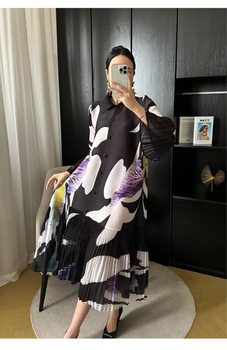 Miyake Plissierter Cardigan mit Knopfleiste, Frühjahr 2024, Neues Damenkleid mit Print, Revers und Blütenknospenärmeln, Sommerliches Damenkleid in Mittellänge – Detail 11