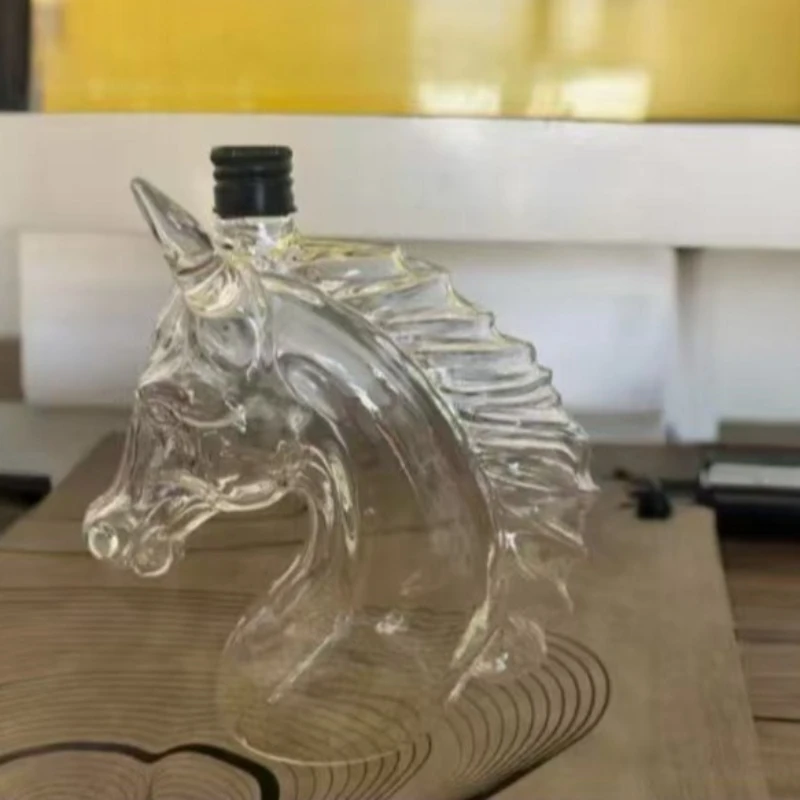 Horse-shaped whiskey processing decanter, high borosilicate solid color horse-head glass wine bottle