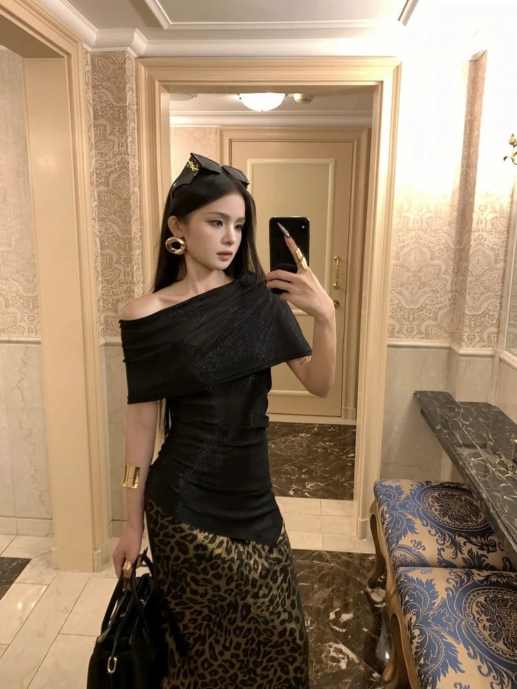 

Сексуальный топ с открытыми плечами и серебряными нитями, черный, для вечерних мероприятий, приятный для кожи, дышащий, облегающий, из полиэстера.