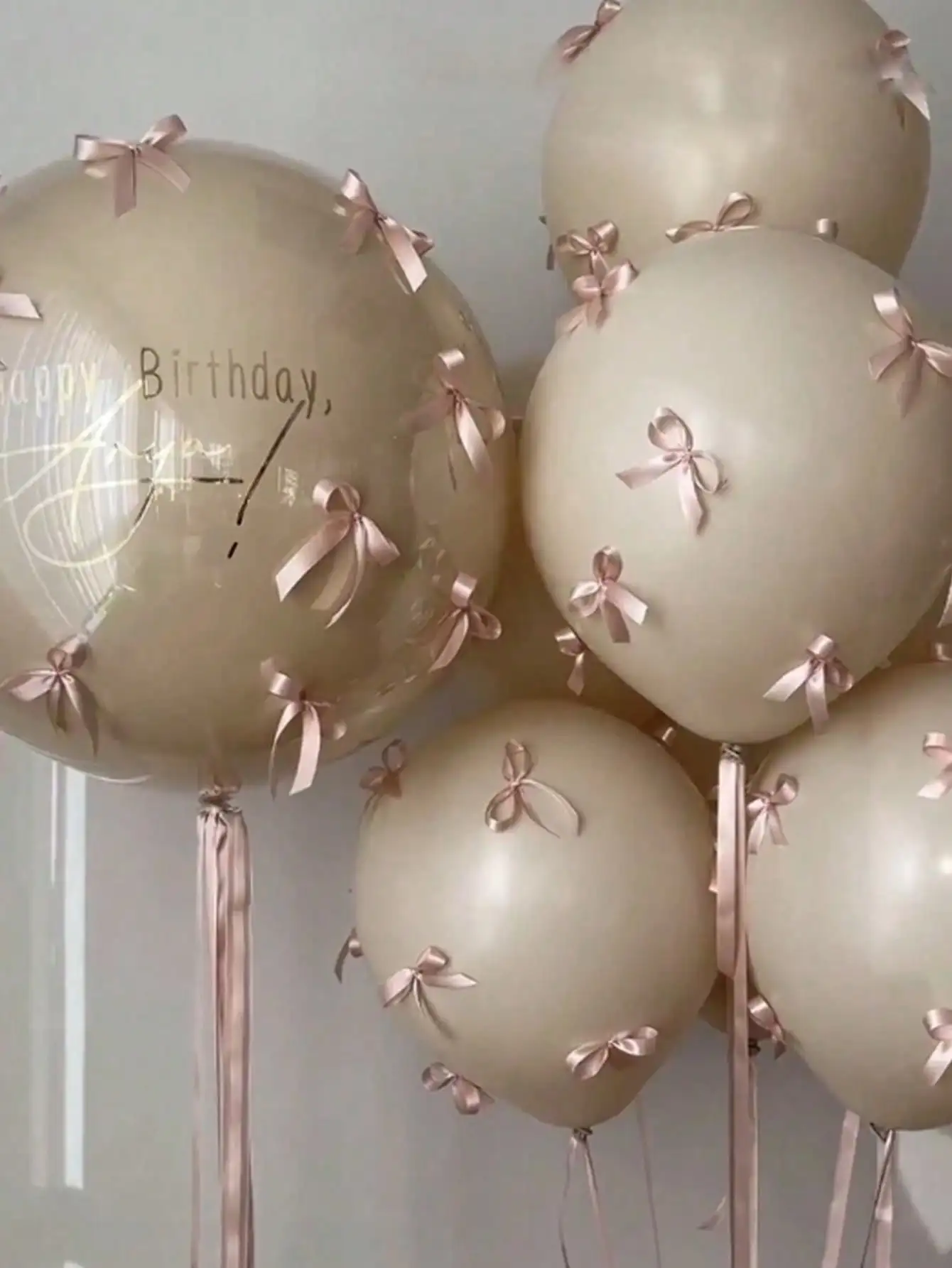 بالونات لاتكس بيضاء رملية مقاس 12 بوصة مع عقدة فراشة ديكور أسلوب بسيط ولطيف لعيد الميلاد وحفلات الزفاف وديكور حفلات الأعياد