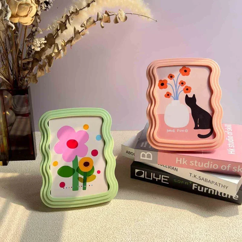 Colorful Plastic Photo Frame Creative Wavy Edge 6-Inch Picture Postcard Frame Desktop Decorative Ornaments (Pictures Not Includ)