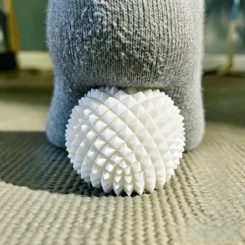 1A hedgehog-patterned foot massage ball，Three-dimensional spikes stimulate acupuncture points，3DPrint on eco-friendly materials，