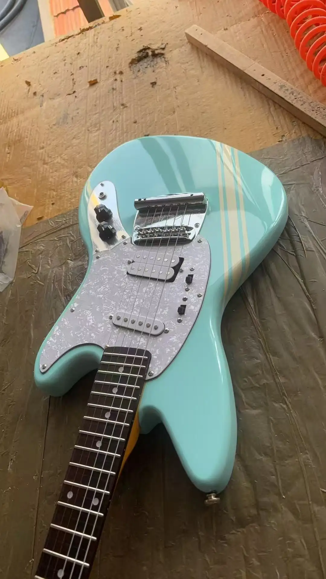 The factory offers 6-string electric guitars with a 610mm length, rosewood fingerboard, solid wood quality, and free delivery.