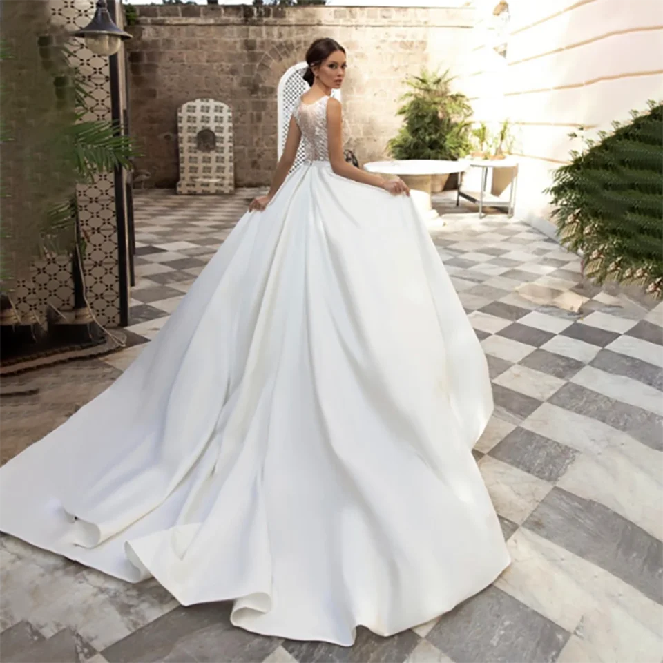 Abiti da sposa in raso senza maniche con applicazioni in pizzo personalizzato A Line 2025 Abito da sposa in tulle con strascico senza schienale con volant per le donne