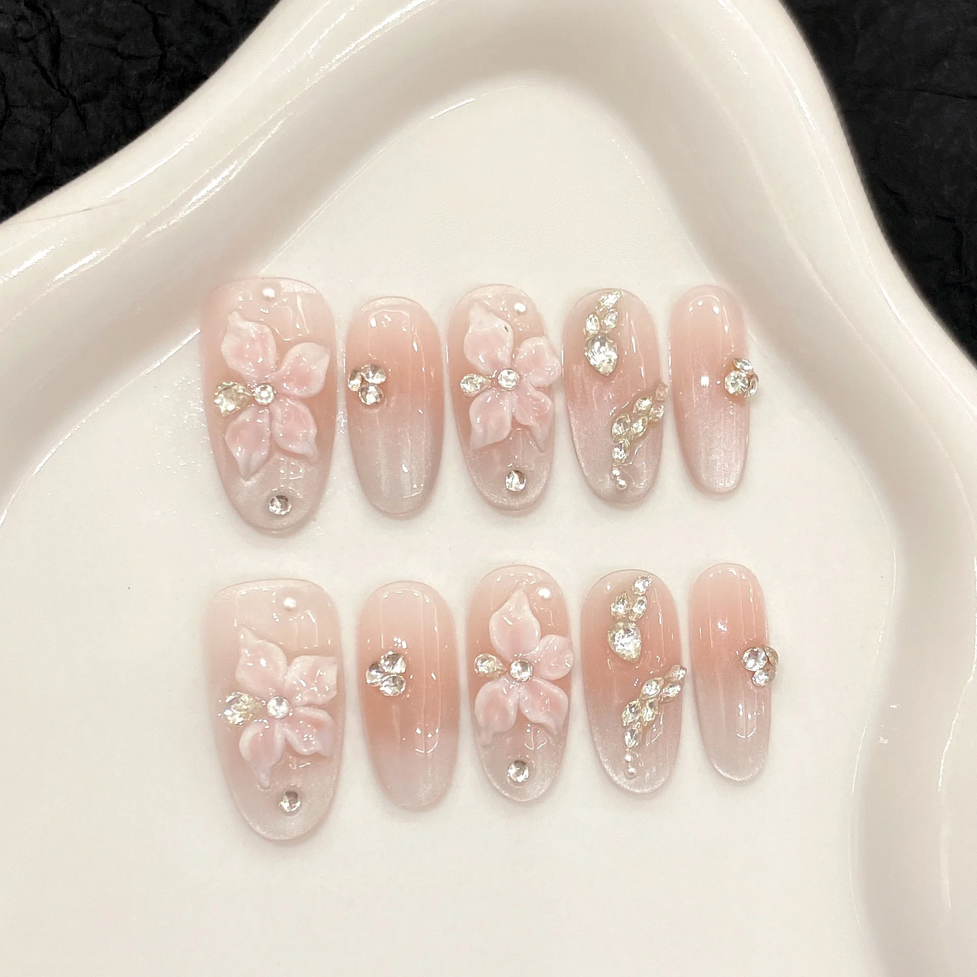 10 pièces presse à la main sur les ongles amande rose clair sculpté à la main fleur Blush faux ongles forme de serpent diamant décor doux faux ongles