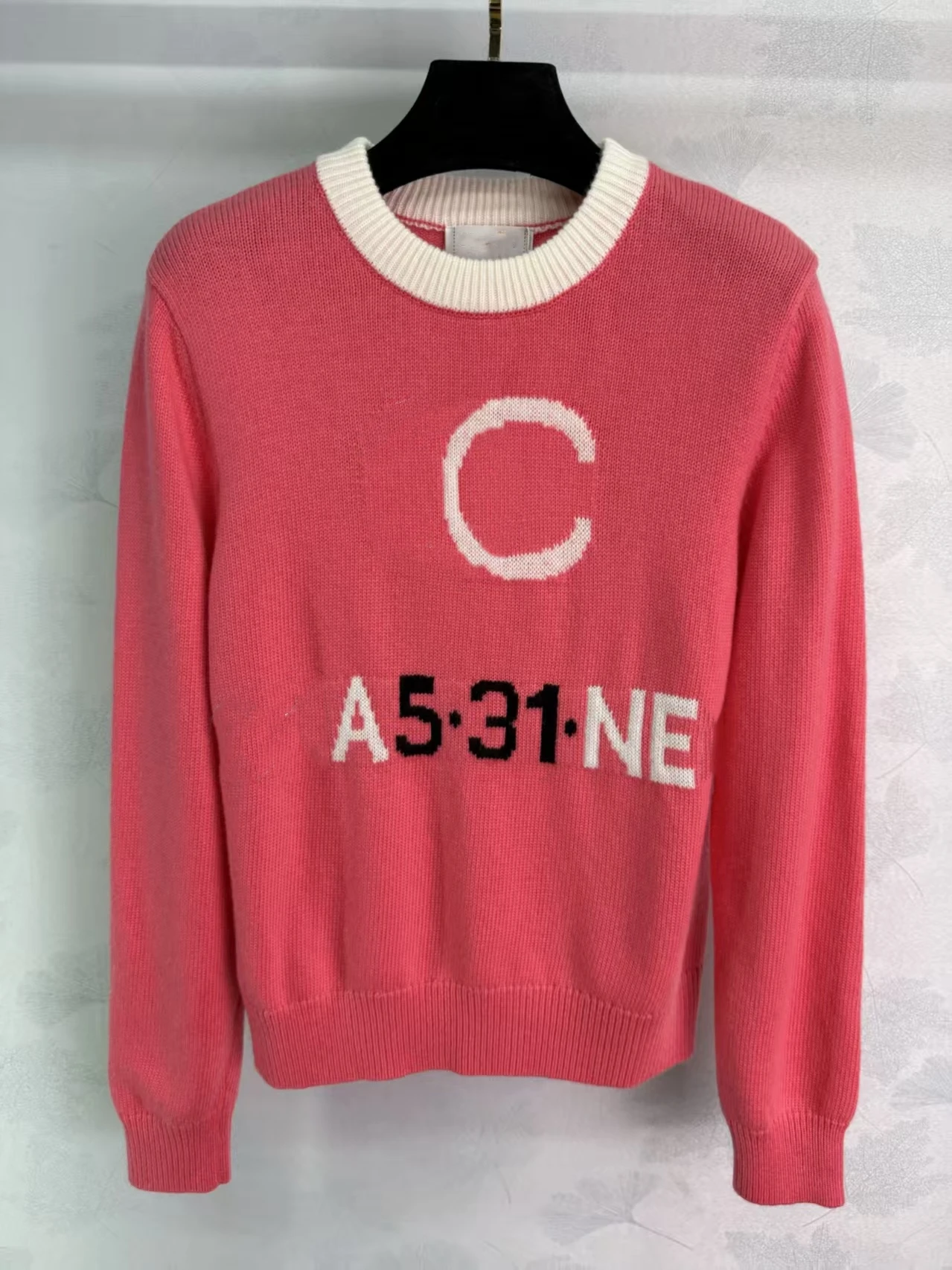 

New Fall/Winter Casual and Stylish Round-Neck Color-Block Long-Sleeve Knit Top for Women – Versatile and Easy to Pair