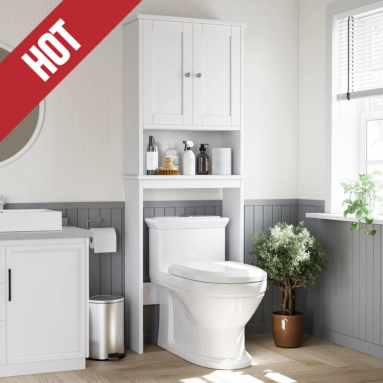 מעל ארון אחסון השירותים, המארגן מדף אמבטיה עם מכשיר אנטי-טיפ קטן שומר שטח פנוי