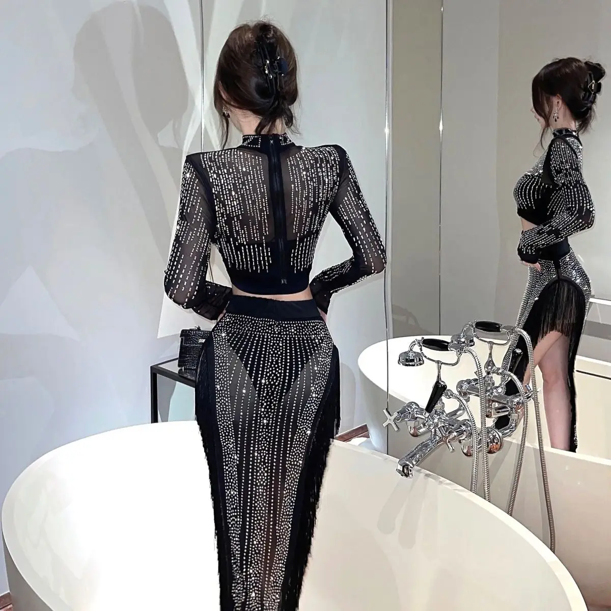 بلوزة جديدة مثيرة من حجر الراين الشفاف لعام 2025 مع تنورة شرابة غير منتظمة مكونة من قطعتين لأزياء الصيف النسائية