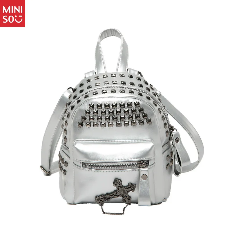 Miniso 2025 Mochila cravejada punk de verão para mulheres, bolsa de viagem nervosa com alças, mochila pequena moderna
