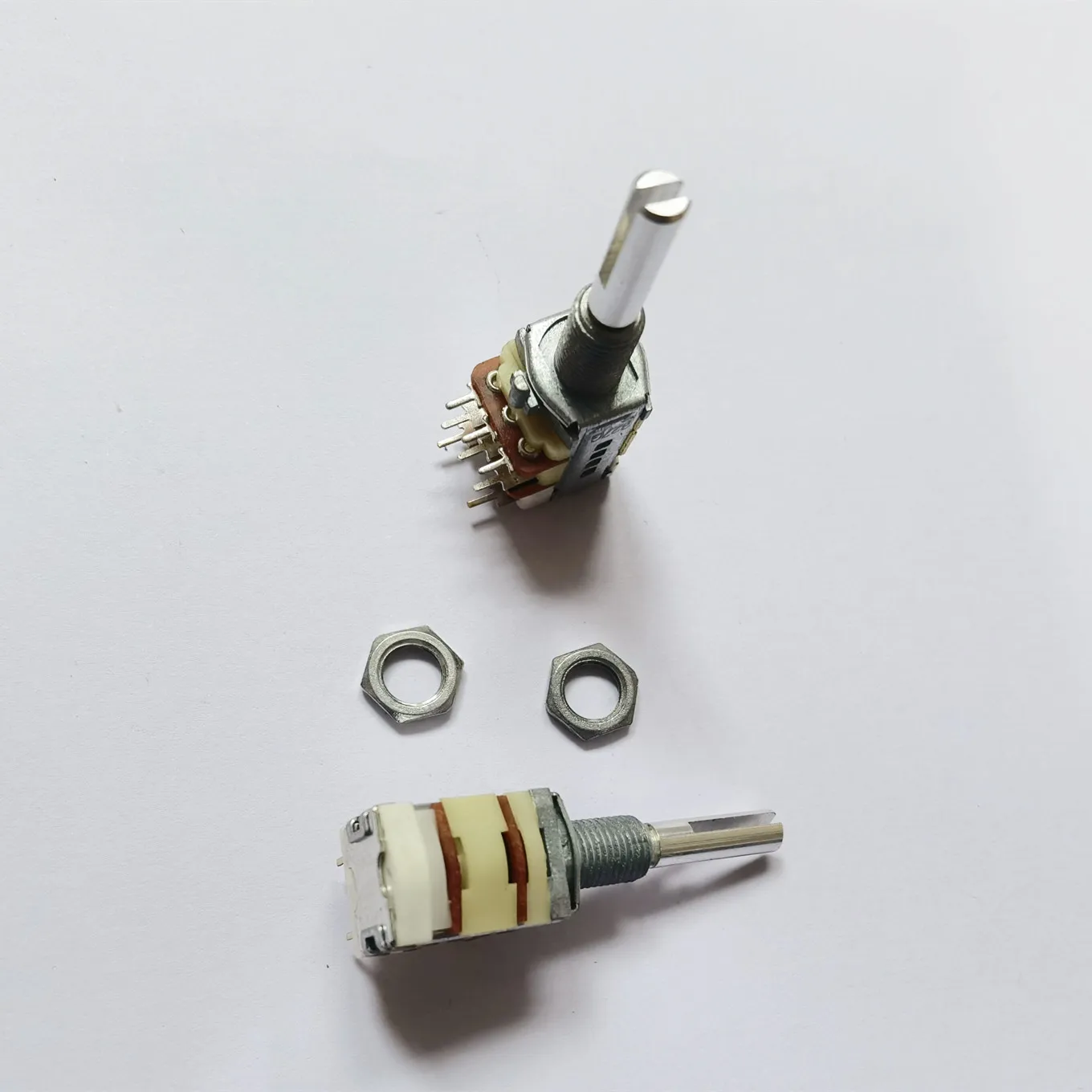 

Original new 100% rotary potentiometer double with switch precision potentiometer B30K shaft length 27mm