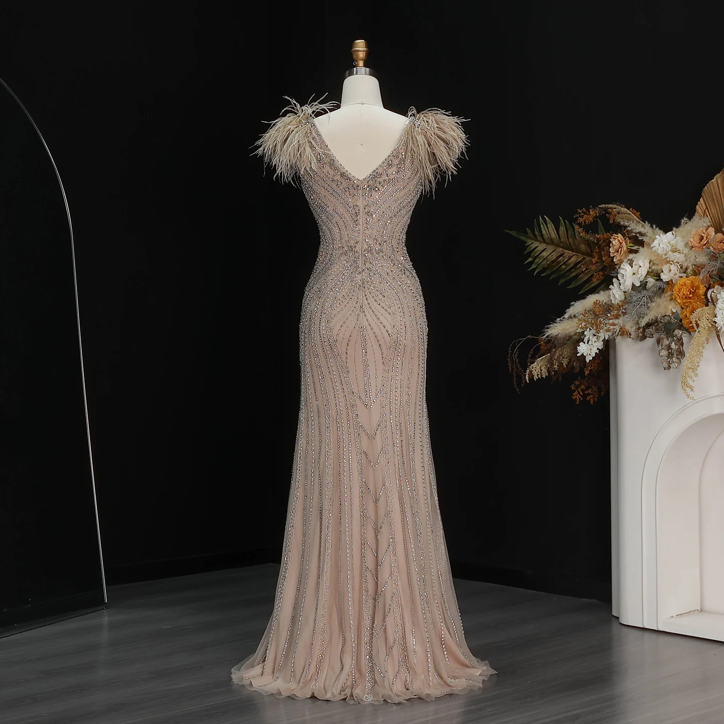 Sharon Said Luxuriöses Meerjungfrauen-Abendkleid mit Federn, Perlen und tiefem V-Ausschnitt, geeignet für Hochzeitsgäste, Partykleider SS122, maßgeschneidert. – Detail 16
