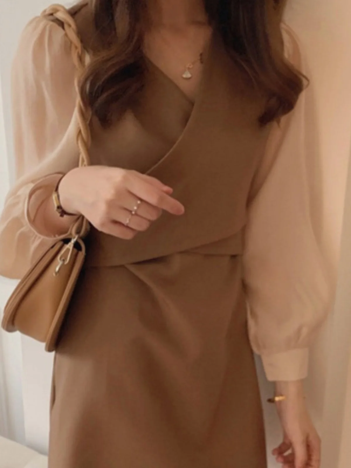 Vestido Curto de Cintura Alta Estilo Coreano com Design Chic para Mulheres, Primavera e Outono, Saia em Camadas com Decote em...