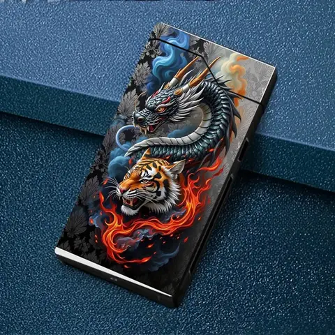 Isqueiro Elétrico à Prova de Vento com Design de Dragão e Tigre. Este isqueiro à prova de vento é recarregável via Type-C, possui uma carcaça de metal, display de nível de bateria e duplo arco elétrico. Vem em uma caixa de presente e inclui uma função de desligamento automático.