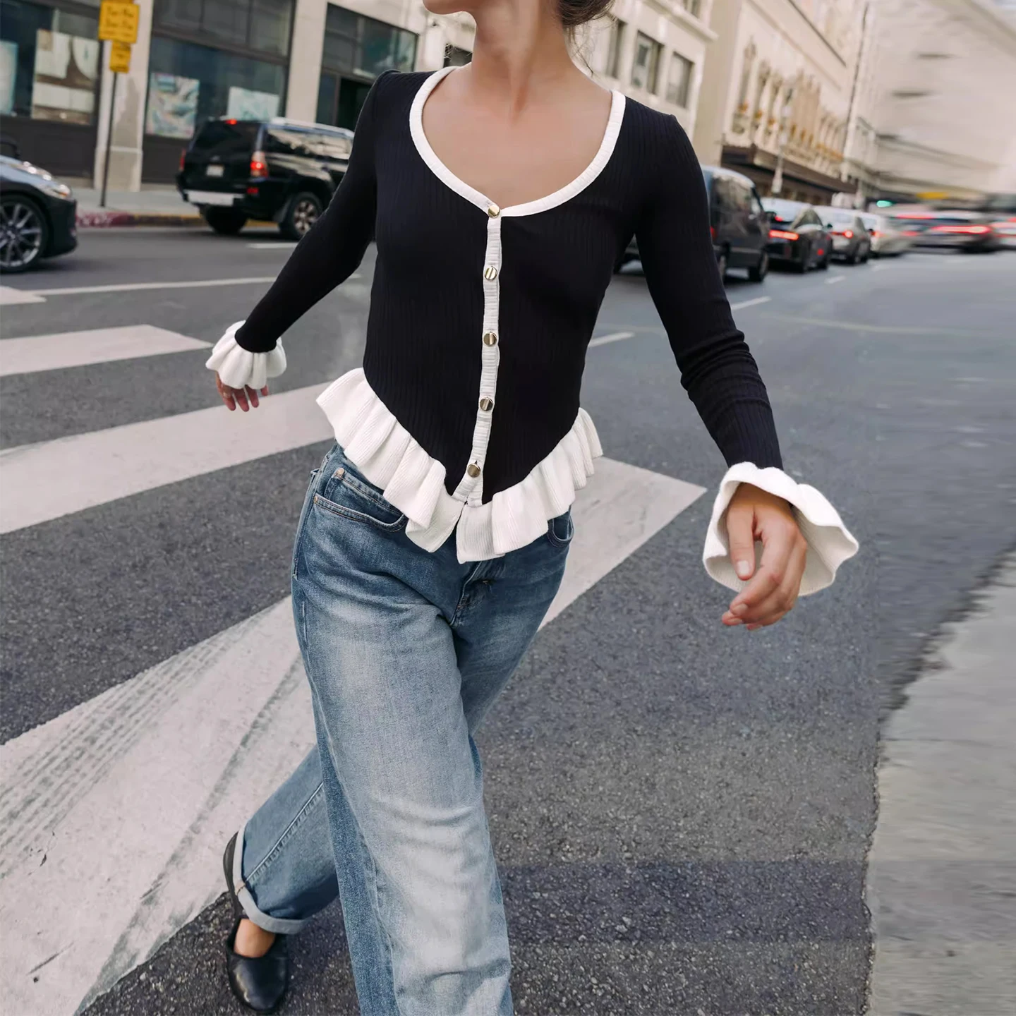 سترة نسائية محبوكة بألوان متباينة وتصميم متداخل للزينة، بأكمام طويلة وأزرار، بأسلوب كاجوال جديد لفصل الخريف