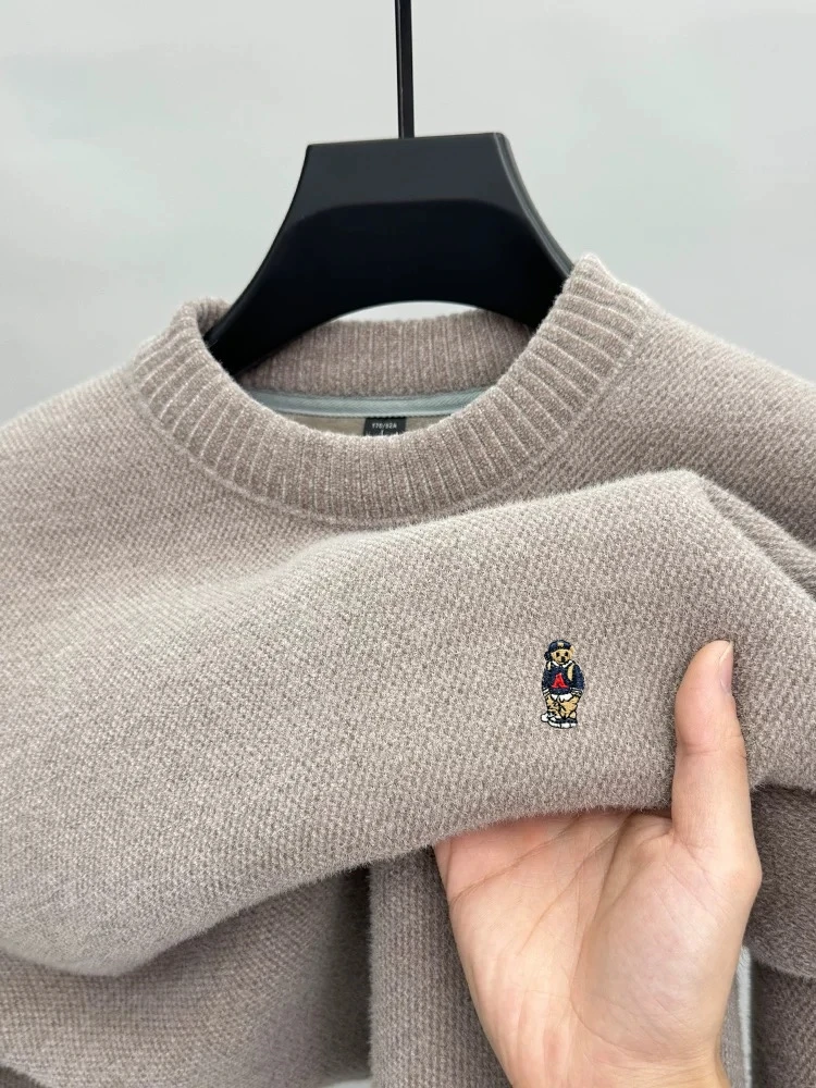 ที่มีคุณภาพสูงกำมะหยี่เสื้อกันหนาวอบอุ่นสำหรับผู้ชายแบรนด์ระดับไฮเอนด์น่ารักหมีน้อยเย็บปักถักร้อยออกแบบเกาหลีรุ่นเยาวชนลำลองรอบคอเสื้อถัก