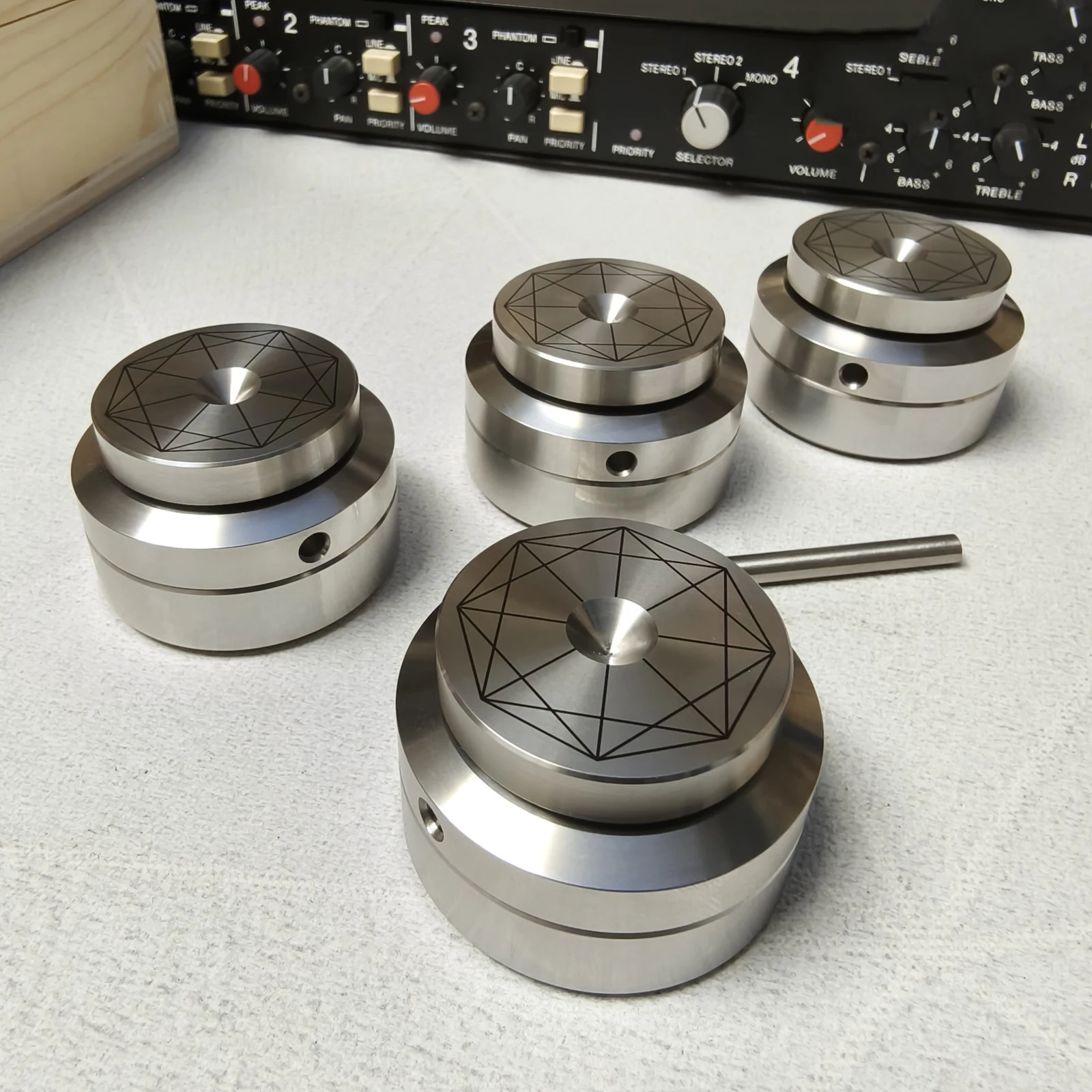HIFI Standlautsprecher, Lautsprecherständer, Verstärker, CD-Halterung, stoßdämpfende Fußnäpfe
