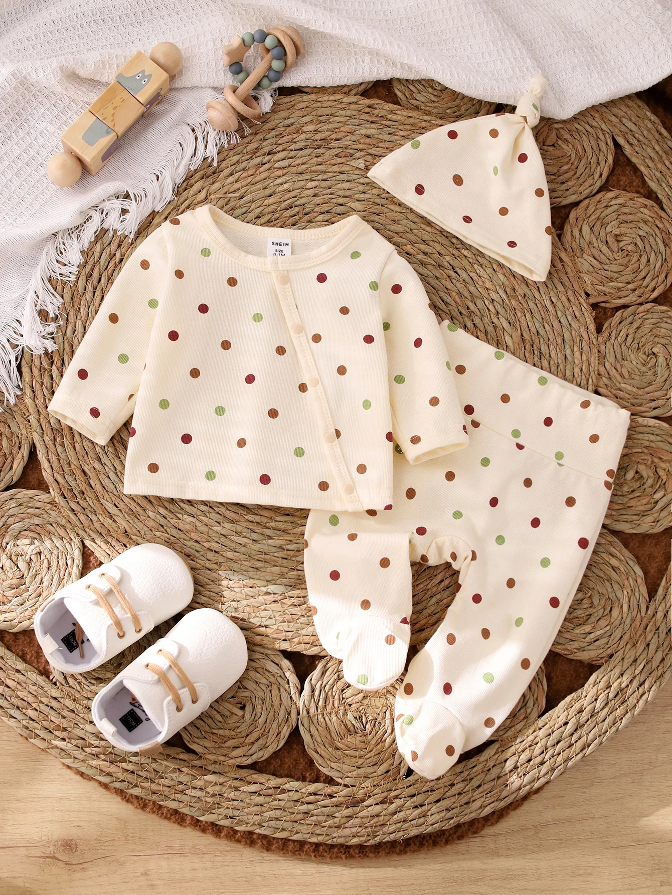 

Комплект из трех предметов для новорожденных в горошек, 0-12 месяцев: мягкий хлопковый топ на пуговицах + штанишки с ножками + шапочка. Нежный комплект для малышей в горошек.