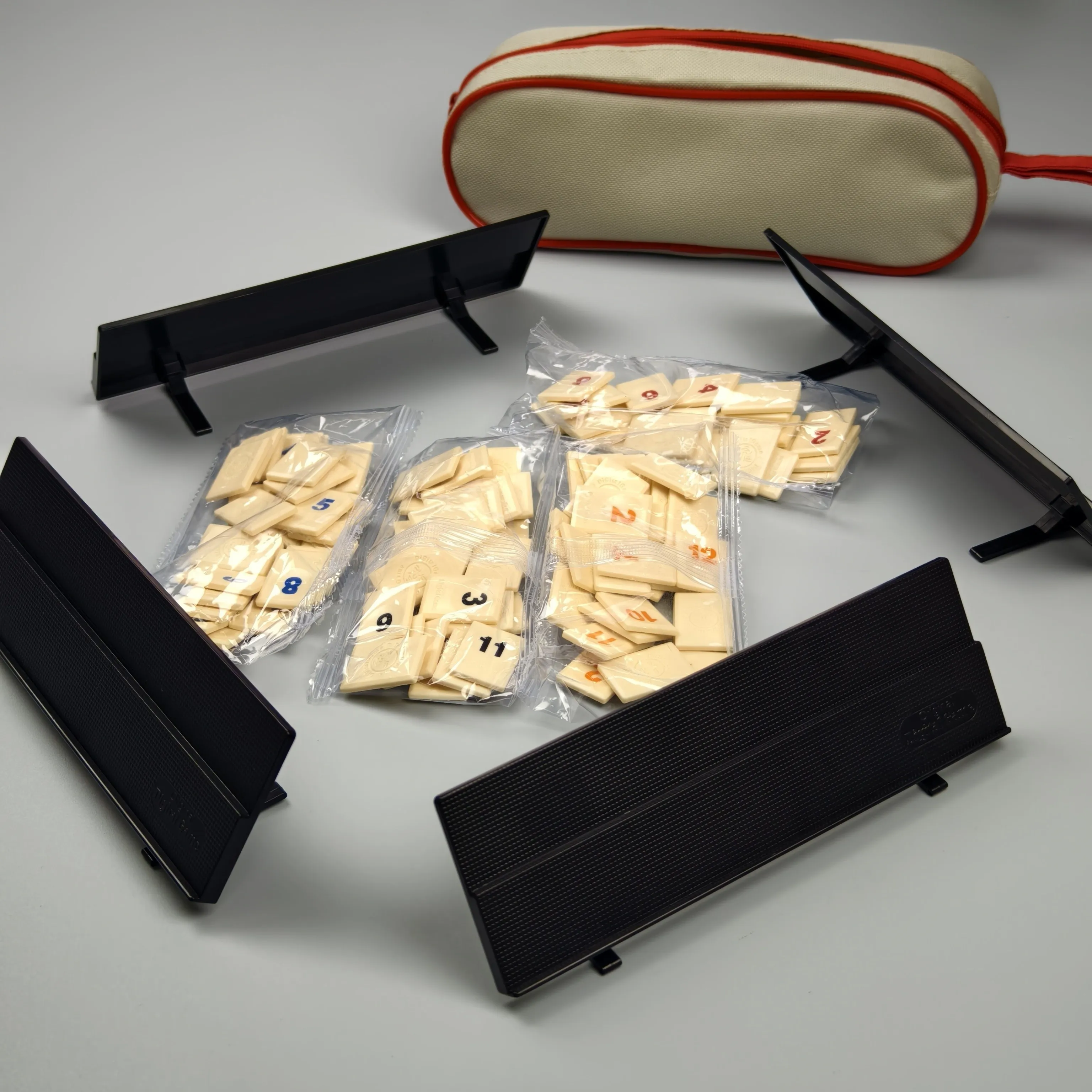 Un set da gioco Ramiwa colorato: gioco Ramiwa in plastica, viene fornito con 4 rack e piastrelle, adatto per feste e notti di giochi in famiglia