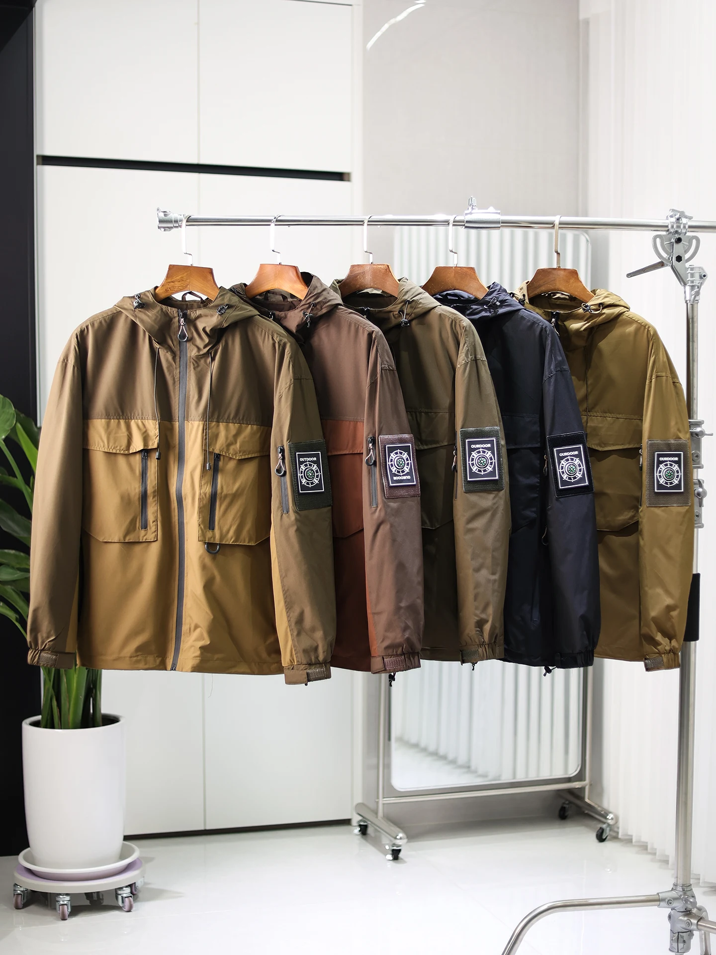 

Мужская уличная куртка: дышащая, ветрозащитная, водоотталкивающая, с множеством карманов, с капюшоном, осенняя, молодежная, из полиэстера, приталенного кроя