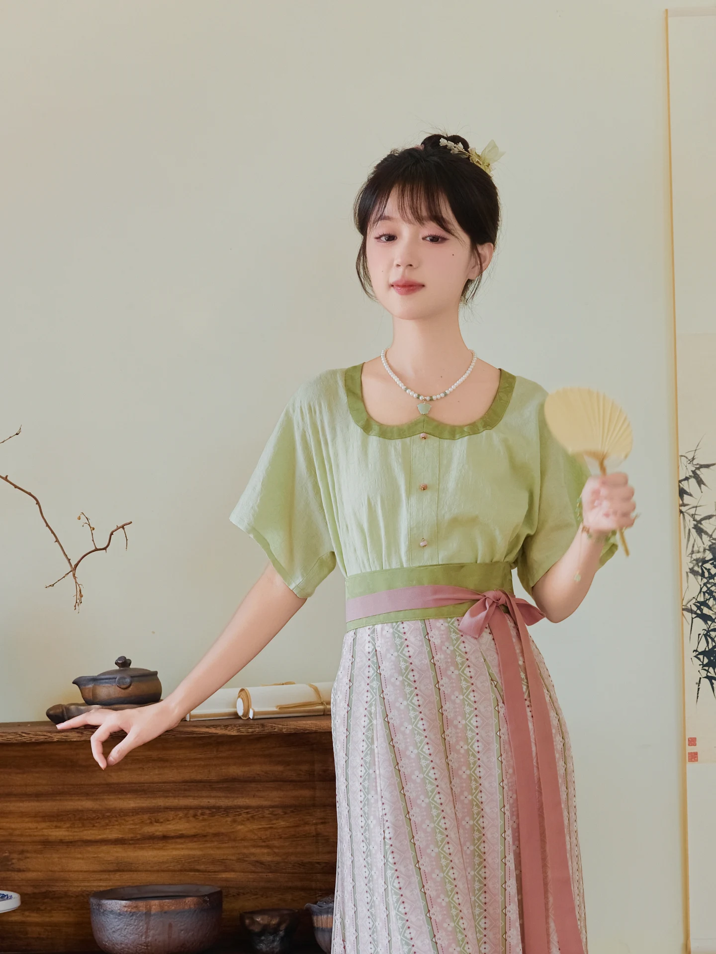 

Летний повседневный национальный комплект в стиле Ханьфу с узором «Осеннее дерево», включающий юбку с животным принтом и топ с воротником «Сердце» (модель FengHeJu Chien)